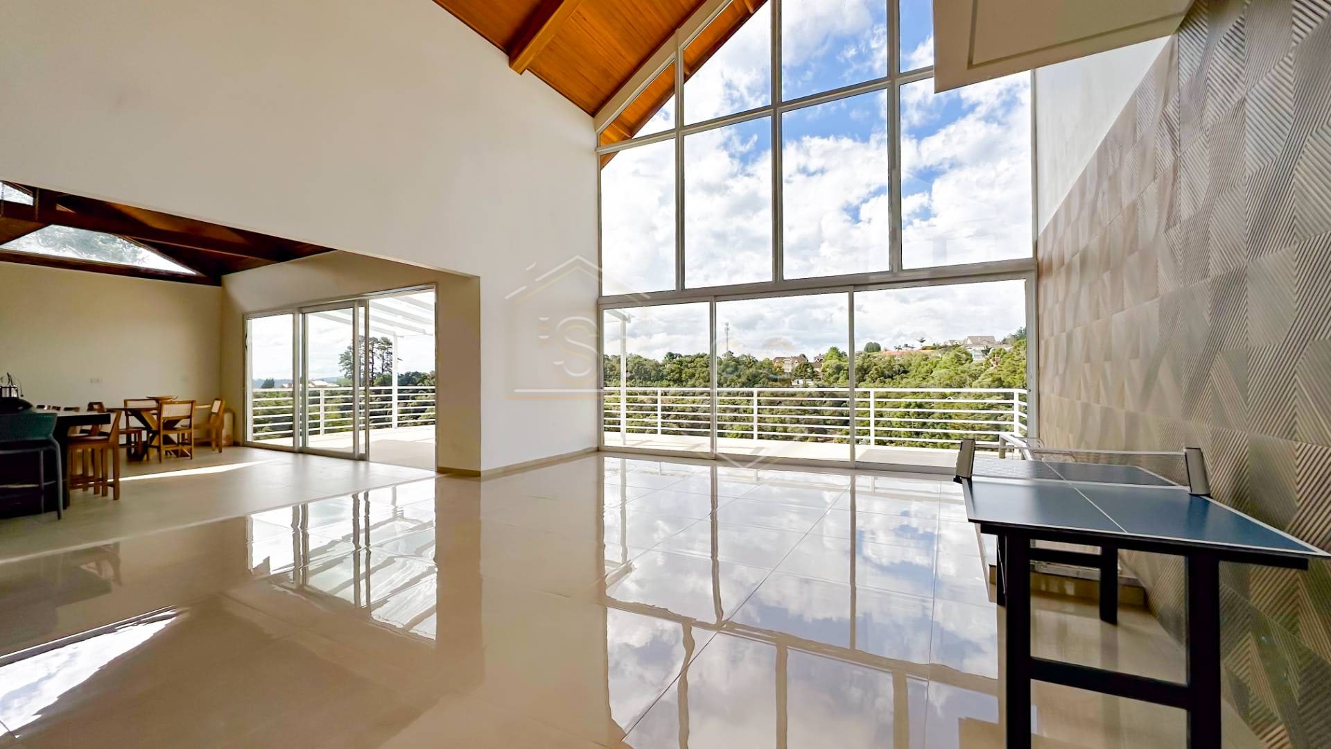 Residência com Arquitetura Imponente e Vista Permanente